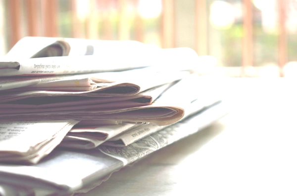 un tas de journaux